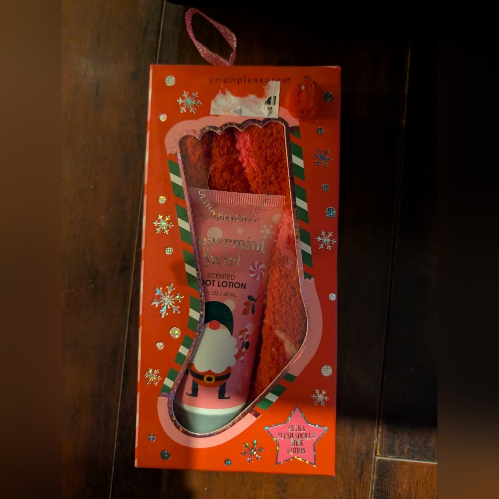 Peppermint Scented Foot Lotion and Socks Set - Red